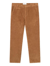 Laden Sie das Bild in den Galerie-Viewer, Chuck Regular 8-Wales Corduroy Chino Pants
