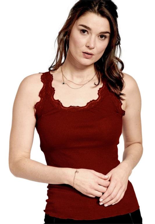 Seidentop mit Spitze