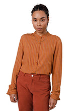 Laden Sie das Bild in den Galerie-Viewer, Eyes Mao Regular Blouse
