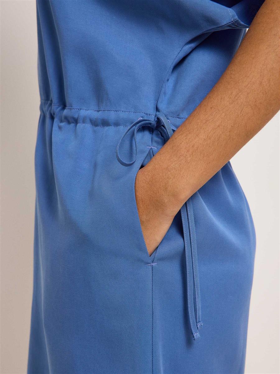 Kleid mit V-Ausschnitt