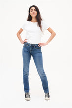 Laden Sie das Bild in den Galerie-Viewer, Sara Straight
