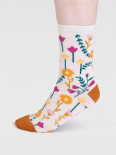 Laden Sie das Bild in den Galerie-Viewer, Fabiana Bamboo Floral Sock Box
