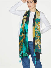 Laden Sie das Bild in den Galerie-Viewer, Artistry Shawl Scarf
